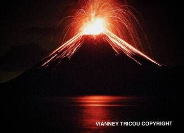 Reflet marin de l'activité du volcan Anak Krakatau (détroit de la Sonde, Indonésie) le 2 décembre 2018. (Photo: V. Tricou)