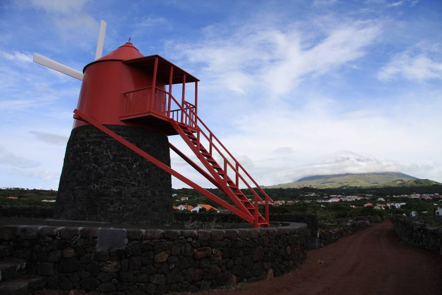 Traditional windmill along the coast of Monte, stratovolcano Pico in clowds (2351m), Pico Isl., Acores (Photo: WNomad)