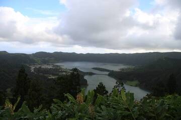 Zwillingsseen des Kraters Cete Cidades (Lagoa Azul & Verde), Insel St. Miguel, Acores (Photo: WNomad)