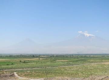 “Greater and Lesser Ararat” with Turkish border, seen from Khor Virap Monastery, Armenia (Photo: WNomad)