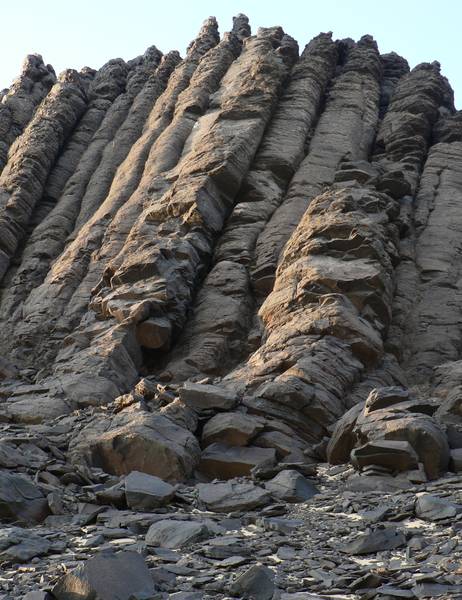 Basalt Columns in Sahra as-Sauda, libyan desert, Egypt (Photo: WNomad)