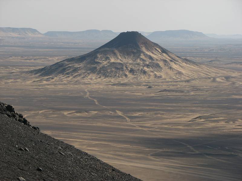 Basaltsäule Hat Mountain in der Schwarzen Wüste, Ägypten (Photo: WNomad)