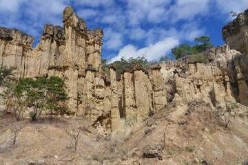 Säulen der Isimila-Stätte, gekrönt von Vulkangestein, Tansania (Photo: WNomad)