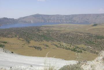 Vue panoramique du lac Bleu dans la caldeira Nemrut Dagi, Turquie (Photo: WNomad)