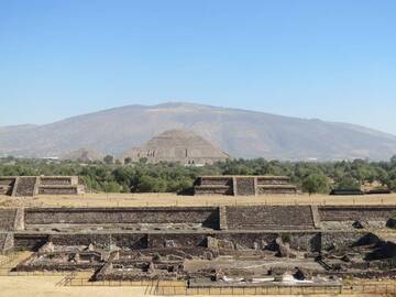 Cerro Gordo Dome (3940m, Las Cumbres) behind the Sun and Moon Pyramids of Teotihuacan, Mexico, view from the Citadel (Photo: WNomad)