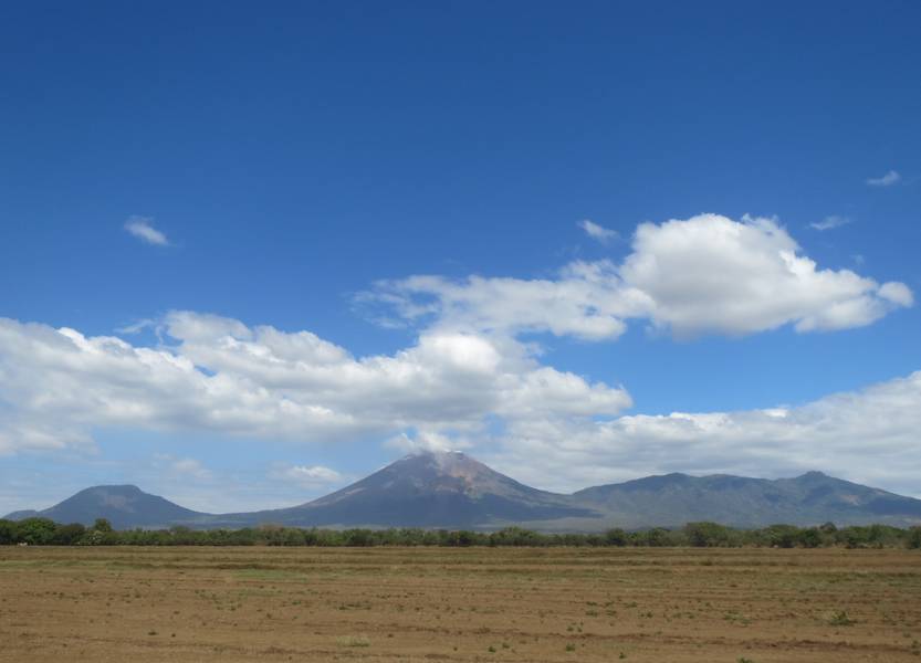 Volcanoes El Chonco, San Cristobal (highest volcano in Nicaragua) and Casita, view from Chichigalpa (Photo: WNomad)