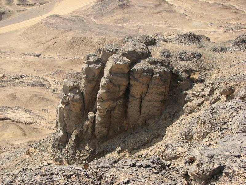 Basaltsäule in Sahra as-Sauda, libysche Wüste, Ägypten (Photo: WNomad)