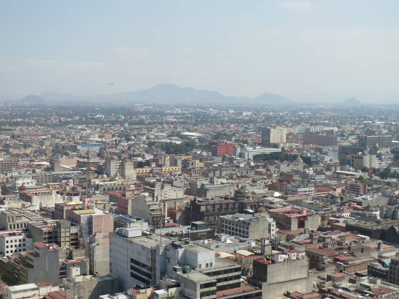 Vulkankegel und Krater im Stadtgebiet von Mexiko-Stadt, südöstliche Ansicht vom Mirador Torre Latino (Photo: WNomad)