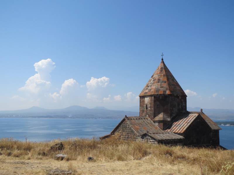 vulkanische Gegham-Berge, darunter viele erloschene Vulkane, vom Sewanawank-Kloster in Armenien aus gesehen (Photo: WNomad)