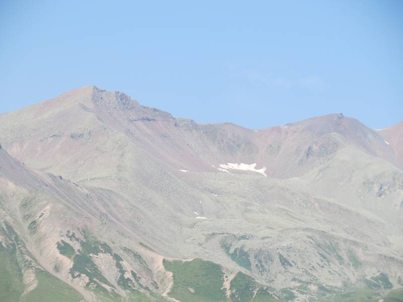 3200 m hoher Krater in der Nähe des Mount Khorisari, Dschwari-Pass, Georgien (Photo: WNomad)