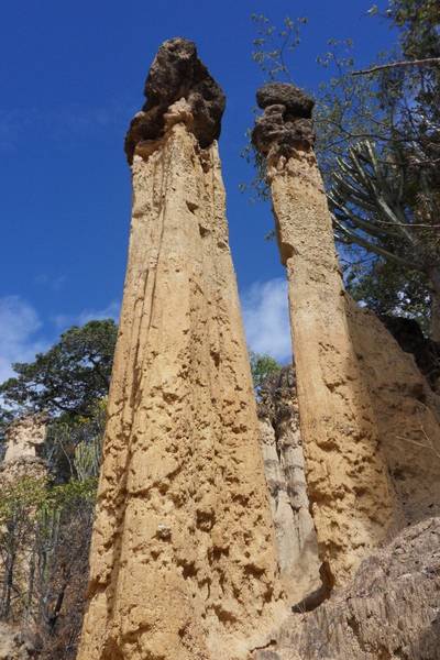 pillars crowned by volcanic rock in: Isimila Site, Iringa region, Tansania (Photo: WNomad)
