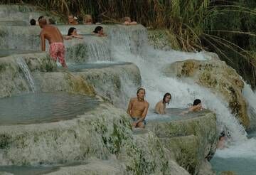 Saturnia, Schwefelquellen in der Nähe des Vulkans Monte Amiata, Toskana, Italien (Photo: WNomad)