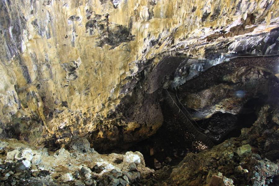 Lagoa στο Gruta do Algar do Carvao, νησί Terceira, Acores (Photo: WNomad)