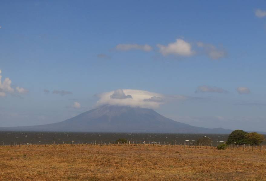 Volcán en escudo Isla Zapatera en el Lago de Nicaragua (Photo: WNomad)