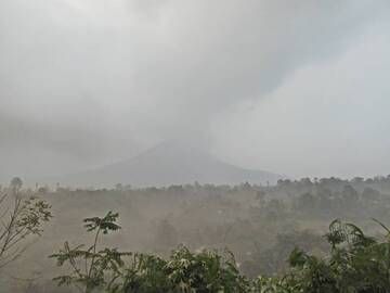 Aschefall am Sinabung-Vulkan, Sumatra, Indonesien (Okt 2014) (Photo: Walter Reis)