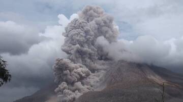 Pyroclastic flow on Sinabung volcano, Sumatra, Indonesia (Oct 2014) (Photo: Walter Reis)