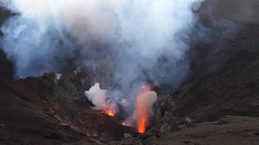 Active vents of the crater of Yasur volcano, Vanuatu (Sep 2014) (Photo: Walter Reis)