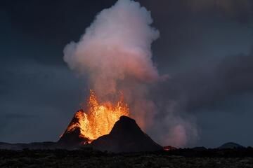 Begin of a lava fountain phase at the main cone on the Fagradalsfjall eruption in Iceland, May 2021 (Photo: World-Geographic)