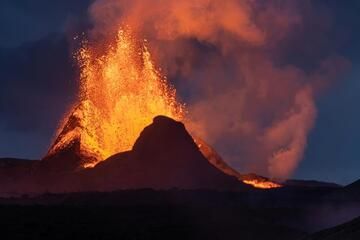 Strong lava fountaining phase in the blue hour. (Photo: World-Geographic)