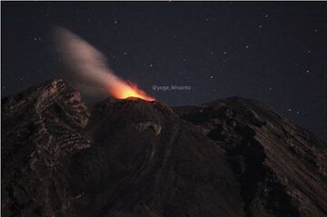 Glowing lava dome and mild explosions at Semeru's summit on 26 July 2016 (East Java, Indonesia) (Photo: Yoga Ikhsanto)