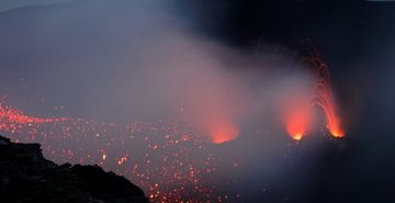 Spattering from active vents inside Stromboli's crater. (Photo: __ki__)