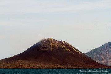 Anak-Krakatau. Vu de l'île Verlaten. (photo du 6 octobre 2012) (Photo: andersen_oystein)
