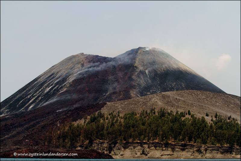 Anak-krakatau. Der Lavastrom vom September 2012 an der Ostflanke (Foto vom 6. Okt. 2012) (Photo: andersen_oystein)