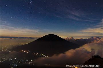 Vulcano Merbabu, visto da Merapi (27 ottobre 2012) (Photo: andersen_oystein)