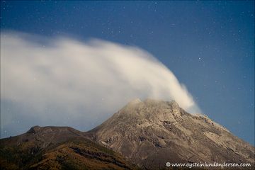 Merapi volcano degassing: during nighttime on the 26th October 2012 (Photo: andersen_oystein)