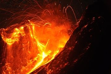 Strombolianischer Ausbruch des Vulkans Batu Tara (Floressee, Indonesien) im August 2013 (Photo: Andi / VolcanoDiscovery Indonesia)