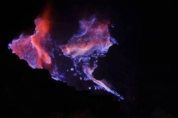Llama de quema de azufre en el interior de volcán Ijen, East Java, Indonesia en mayo de 2012. Ijen actividad estaba en su apogeo y la zona fue cerrada. (Photo: Andi / VolcanoDiscovery Indonesia)