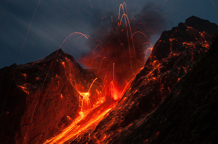 Photo Of The Day By Andi Volcanodiscovery Indonesia Strong Explosion Of Batu Tara Volcano