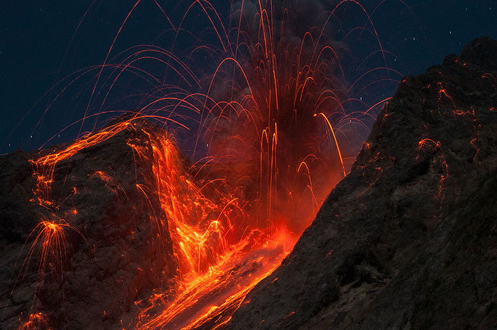 Beautiful symmetrical explosion at night. (Photo: Andi / VolcanoDiscovery Indonesia)
