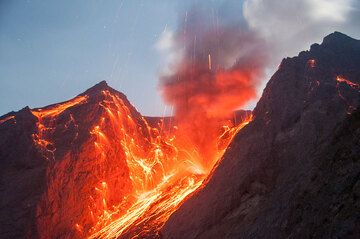 Eruption of Batu Tara volcano (Flores Sea, Indonesia) on 3 Nov 2014 (Photo: Andi / VolcanoDiscovery Indonesia)