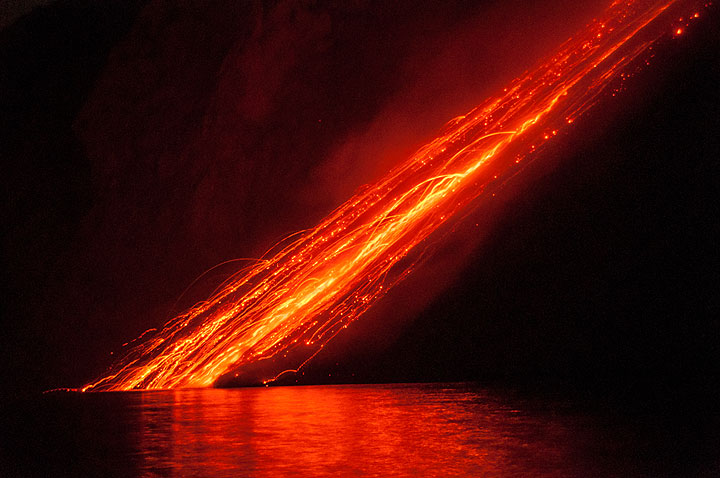 Glowing rockfalls at Batu Tara volcano (Photo: Andi / VolcanoDiscovery Indonesia)