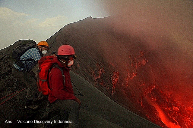 Andi und Remy am Kraterrand des Vulkans Dukono. (Photo: Andi / VolcanoDiscovery Indonesia)