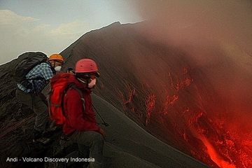 Andi y Remy en el borde del cráter del volcán Dukono. (Photo: Andi / VolcanoDiscovery Indonesia)