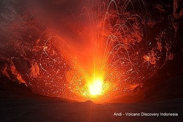 Explosión estromboliana del respiradero principal dentro del cráter de Dukono. (Photo: Andi / VolcanoDiscovery Indonesia)