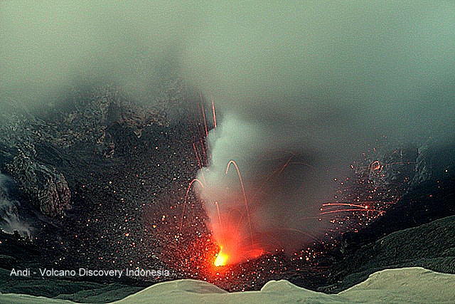 Der leuchtende Schlot von Dukono stößt einen Strahl aus Gas, Dampf und Asche aus. (Photo: Andi / VolcanoDiscovery Indonesia)