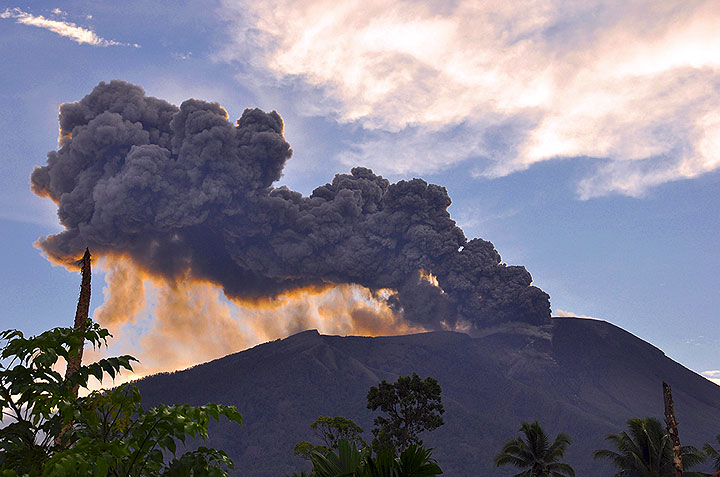 Ausbruch des Vulkans Gamalana (Ternate Island, Indonesien) am 11. Dezember 2011 (Photo: Andi / VolcanoDiscovery Indonesia)