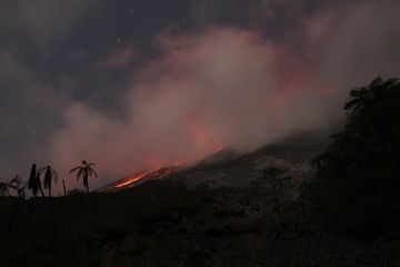 Lava flow from Karangetang volcano in late Sep 2015 (Photo: Andi / VolcanoDiscovery Indonesia)