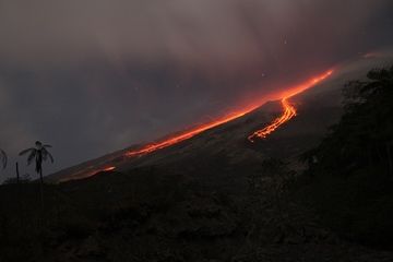 Lavastrom vom Vulkan Karangetang Ende September 2015 (Photo: Andi / VolcanoDiscovery Indonesia)