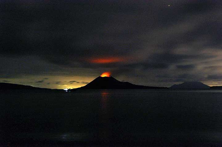 Glow from Anak Krakatau's growing lava dome on 26 March 2012 (Photo: Andi / VolcanoDiscovery Indonesia)
