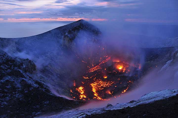Growing lava dome inside Anak Krakatau's summit crater on 26 March 2012 (Photo: Andi / VolcanoDiscovery Indonesia)