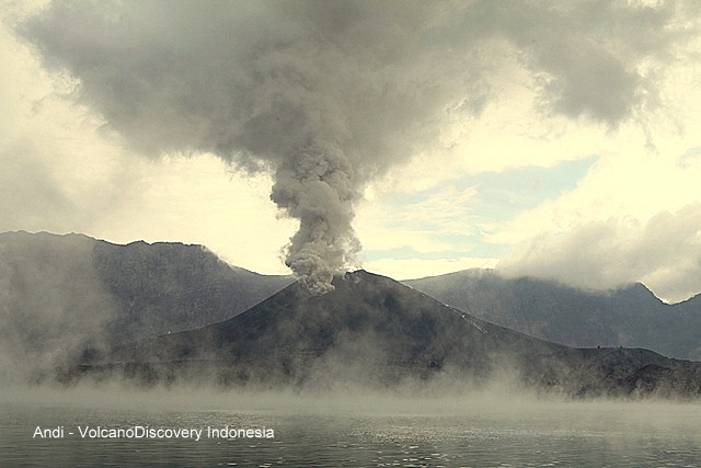 Dampfendes Wasser des Kratersees Segara Anak, während des Ausbruchs des Vulkans Rinjani im November 2015 (Photo: Andi / VolcanoDiscovery Indonesia)