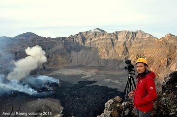 Aktive Quellen und Lavaströme im Raung-Vulkan, Ost-Java, Ende Februar 2015 (Photo: Andi / VolcanoDiscovery Indonesia)