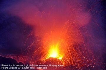 Strombolianischer Ausbruch des Vulkans Raung, Ost-Java, Ende Februar 2015 (Photo: Andi / VolcanoDiscovery Indonesia)