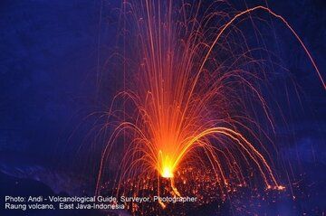 Strombolianischer Ausbruch des Vulkans Raung, Ost-Java, Ende Februar 2015 (Photo: Andi / VolcanoDiscovery Indonesia)