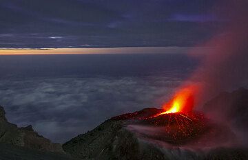 Lava dome and strombolian activity at Semeru volcano in Sep 2014 (East Java, Indonesia) (Photo: Andi / VolcanoDiscovery Indonesia)