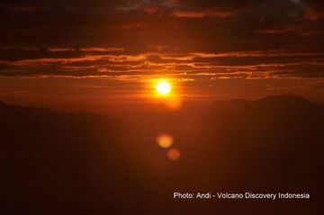 Sonnenaufgang vom Gipfel des Vulkans Semeru, Ost-Java (Indonesien) (Photo: Andi / VolcanoDiscovery Indonesia)